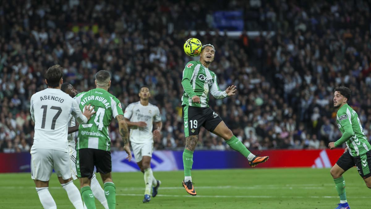 El Cucho recorta distancias para el Betis en el Bernabéu