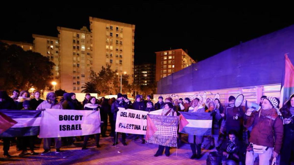 Así está el Palau y sus alrededores para el partido del Barça a puerta cerrada: más de 100 personas, pancartas y cánticos
