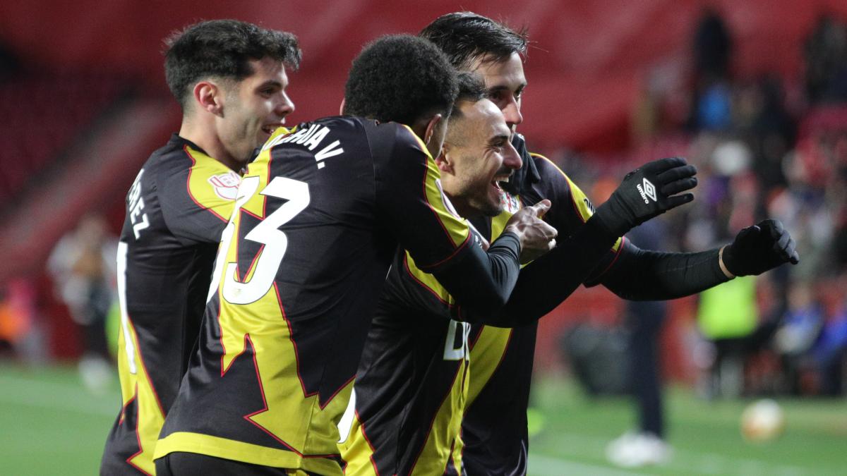 El Rayo remonta ante el Granada y sigue vivo en la Copa