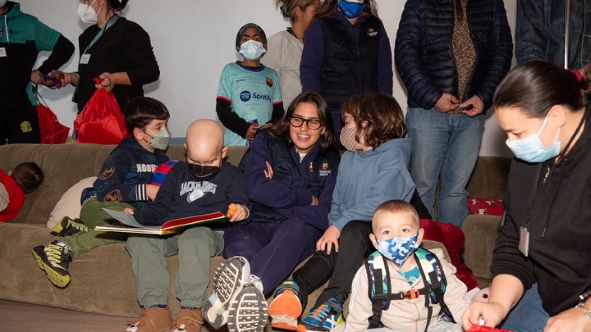La emotiva visita de las jugadoras del Barça Femení a los hospitales