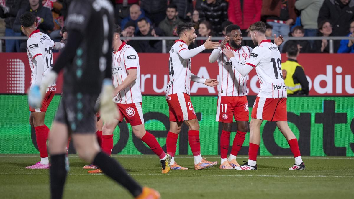 El Girona vence ante Osasuna con tangana incluida