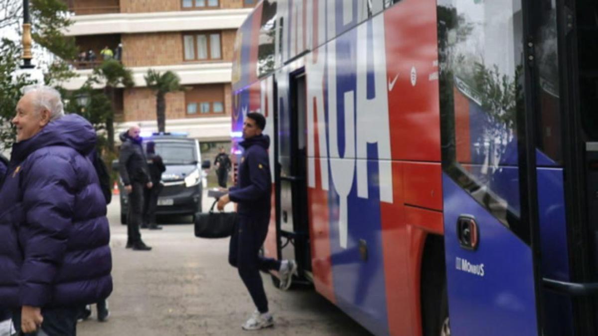 Pasión azulgrana con limitaciones a la llegada del Barça a Santander