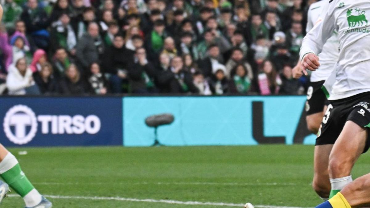 La línea adelantada condena a la UD Las Palmas: Siete fueras de juego y desajustes tras pérdida