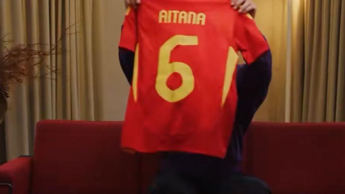 Una estrella del tenis se emociona al recibir una camiseta firmada de Aitana Bonmatí