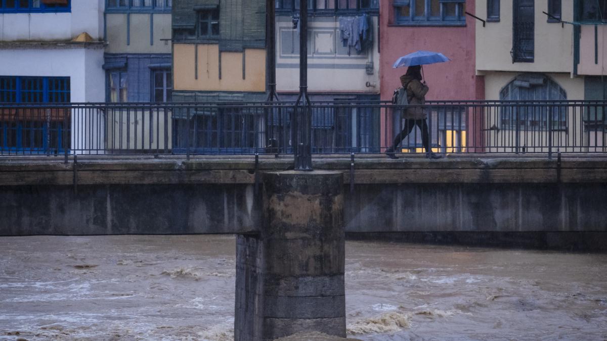 Comunicado oficial de Bomberos: buscan a un hombre desaparecido en Girona tras ser arrastrado con su coche por la riera