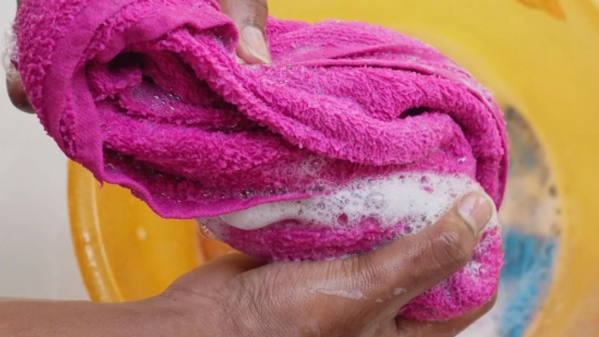 Alejandra, experta en limpieza: Para dejar las bayetas de la cocina impecables, utiliza jabón natural y zumo de limón