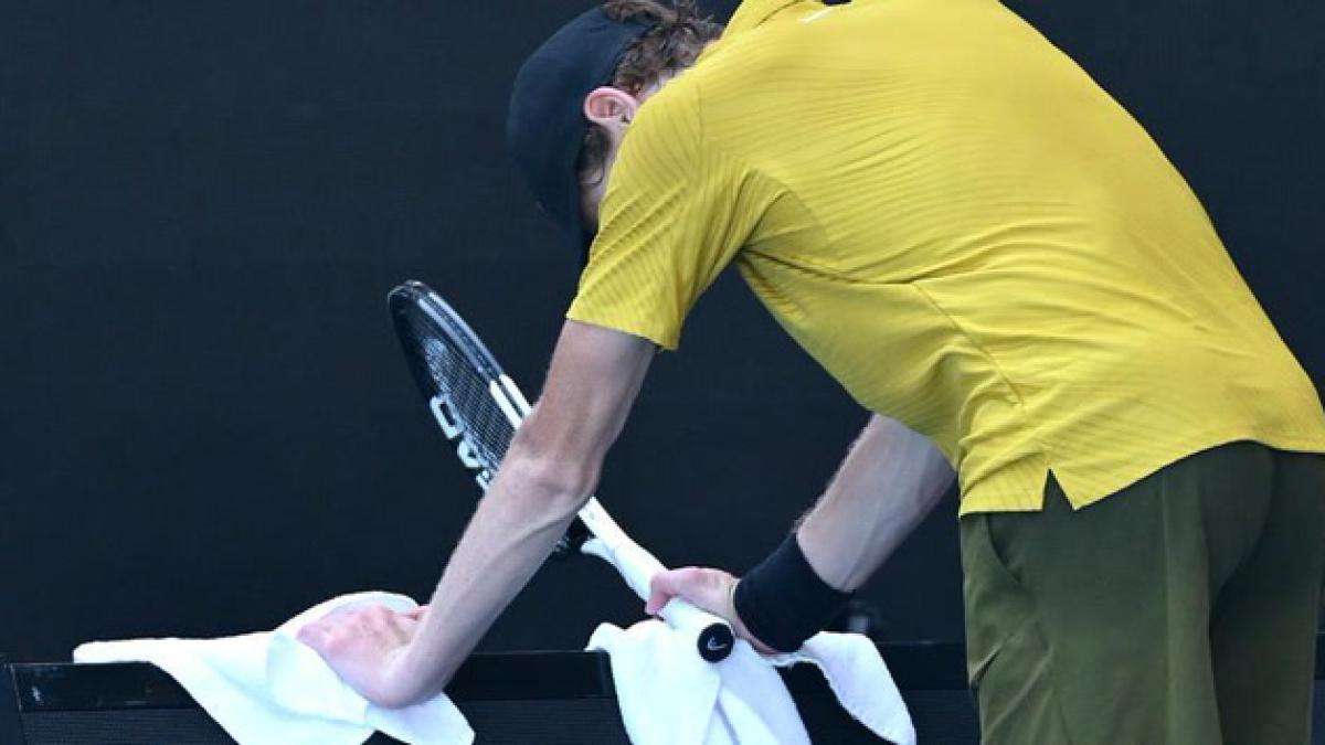 Sinner jugó con rampas en las piernas