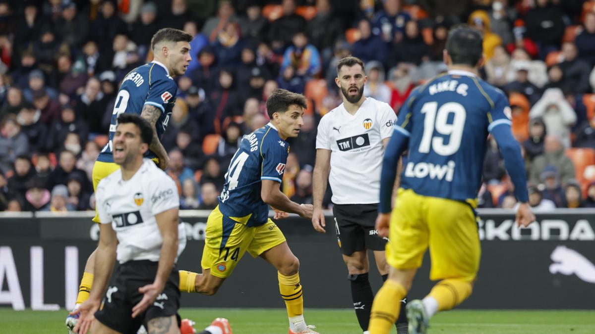 Un discutido penalti mata al Espanyol en Mestalla