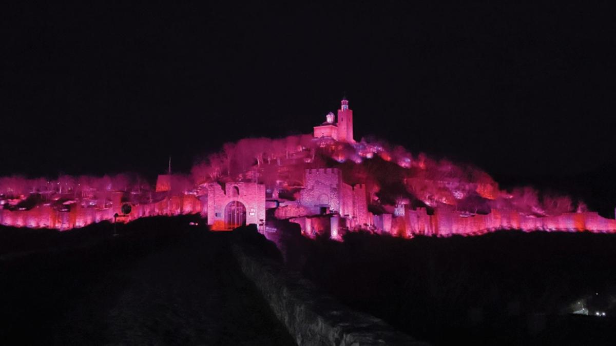 Preciosa imagen, a 100 días del inicio del Giro de Italia desde Bulgaria las sedes de las etapas se tiñen de rosa dejando unas imágenes espectaculares