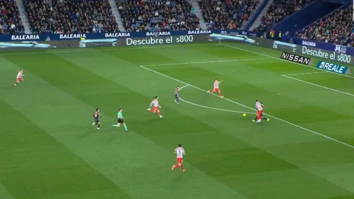 El Levante pidió roja para Lenglet en el minuto 21