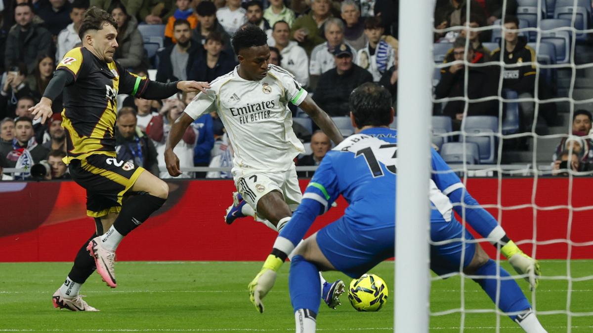 Golazo de Vinicius para abrir el marcador en el Bernabéu