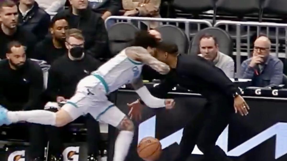 ¡Demencial! Brutal choque de cabezas entre una estrella y su “entrenador tonto”