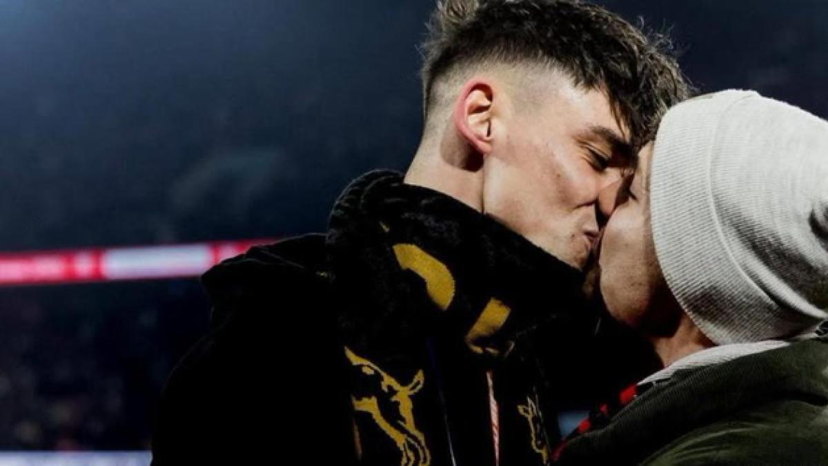 Escándalo en Alemania: el árbitro que pidió matrimonio a su pareja durante el Colonia-Wolfsburgo está en búsqueda por la Fiscalía