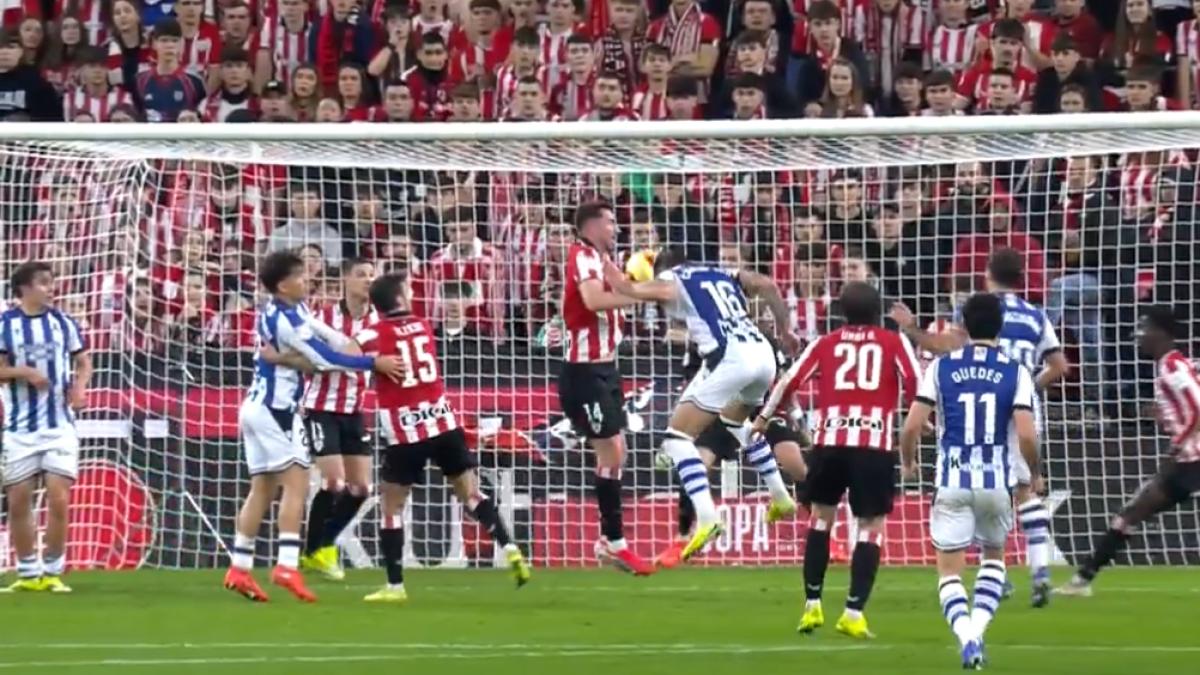 ¡Polémica en el derbi vasco! El increíble penalti que no señalaron y que incendió el partido