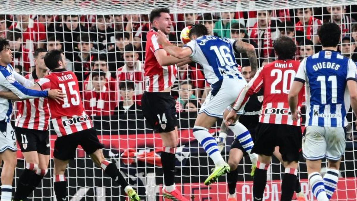 Iturralde González se moja sobre el penalti no pitado: “El movimiento le delata”