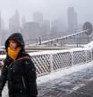Nieve sobre el Brooklyn Bridge en Manhattan.