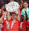 Robert Lewandowski, con el trofeo de la Bundesliga 2021-22 ganada por el Bayern