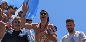 Dibu Martínez, durante los festejos del Mundial.