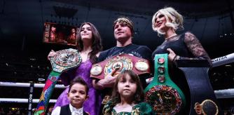 Canelo Álvarez acompañado por tres de sus hijos y su esposa