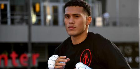 El promotor británico aún cree que falta un paso más para que pueda enfrentar al Canelo