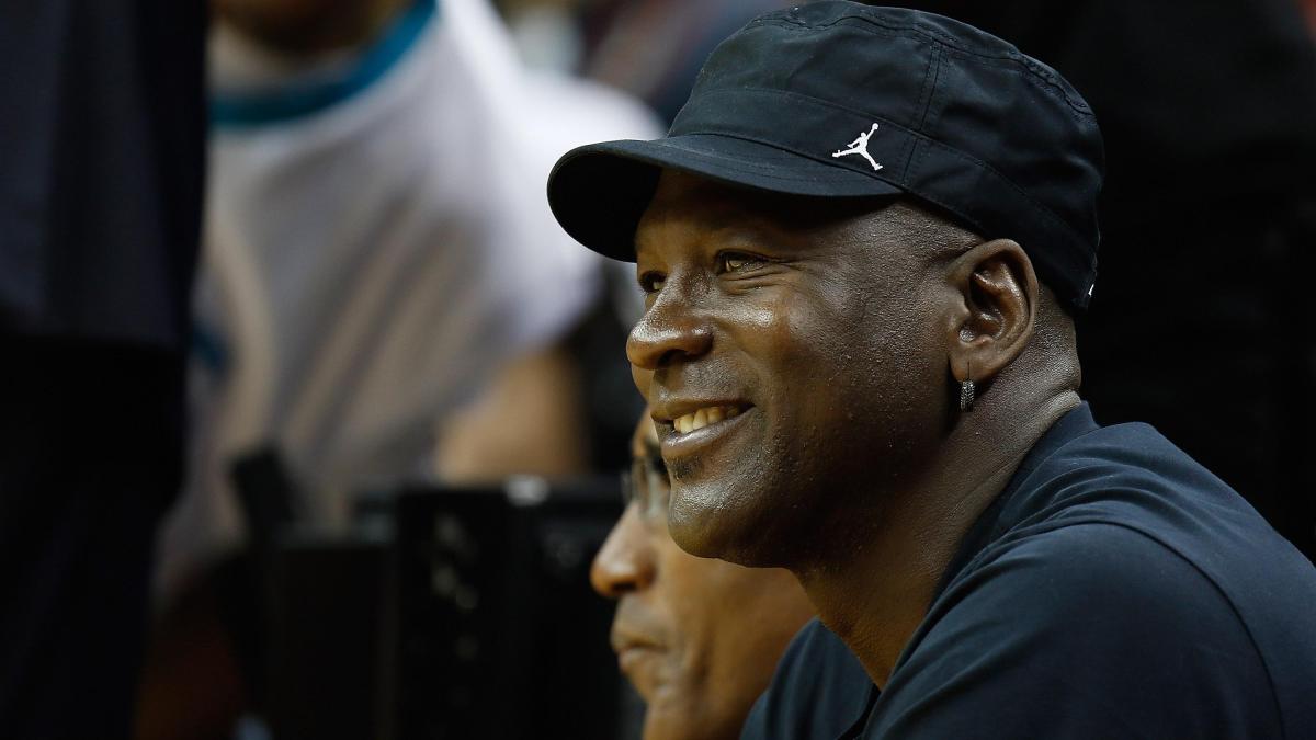 Michael Jordan regresa a la NBA con una inesperada polémica sobre su salario
