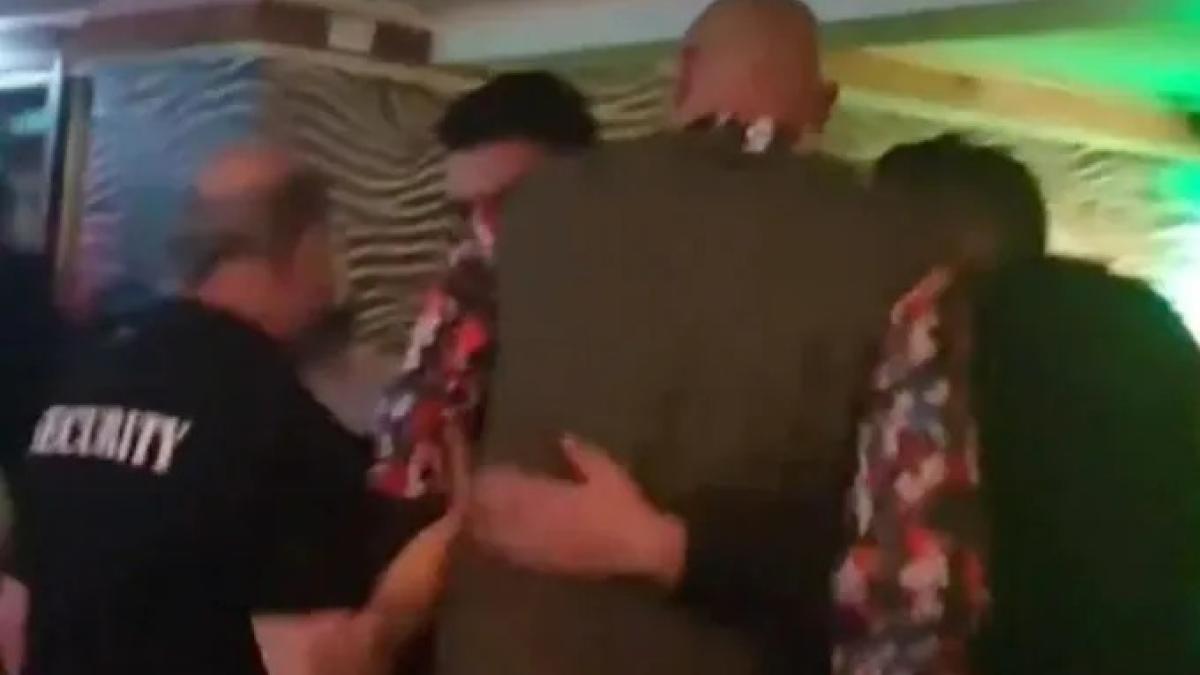Tyson Fury se excede con el alcohol y es expulsado de un bar dejando una imagen preocupante